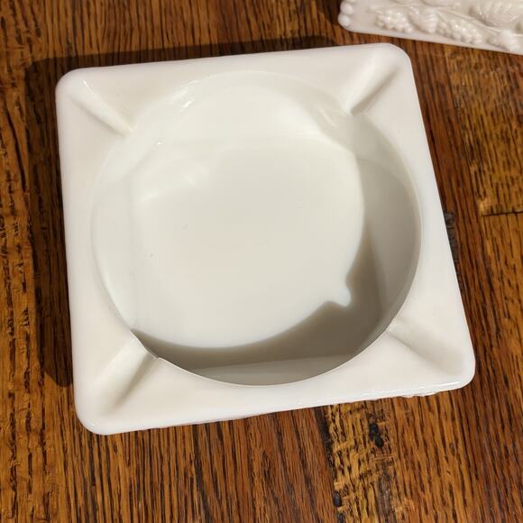 Vintage Westmoreland Milk Glass Cigarette Holder And Ashtrays Grapevine Pattern - Picture 4 of 16